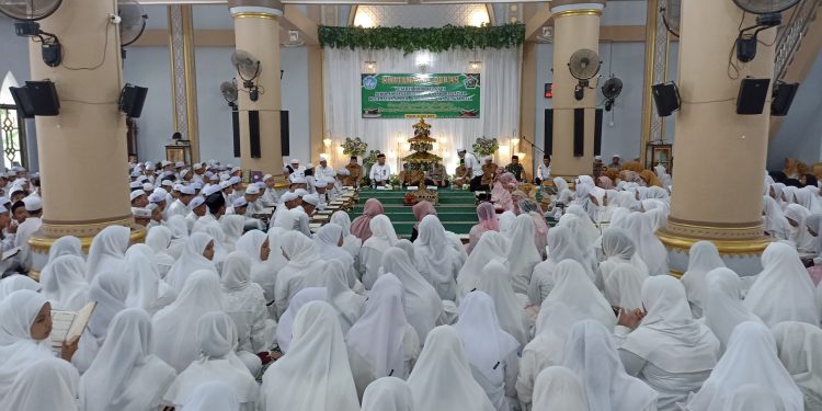 WAKILI PJ. BUPATI, SEKDA HADIRI KHATAMAN MASSAL 658 ORANG SISWA SD & MI