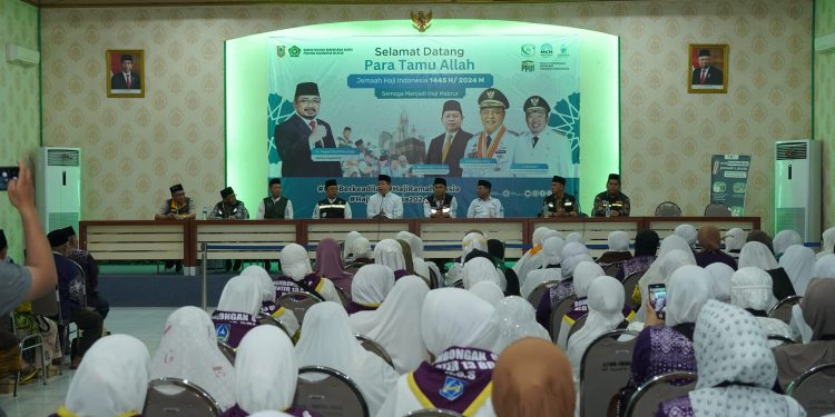 MAKSIMALKAN PERSIAPAN HAJI, JAMAAH HULU SUNGAI SELATAN TERIMA DOKUMEN DAN LAKUKAN PEMERIKSAAN KESEHATAN
