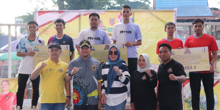 PENUTUPAN KEJUARAAN TARKAM 2024 HSS, PJ BUPATI SERAHKAN HADIAH KEPADA PARA PEMENANG