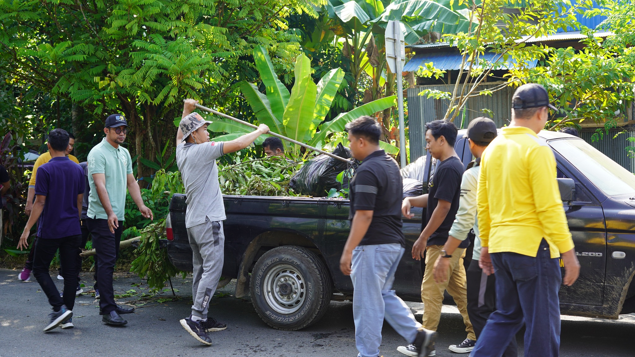 ASN HSS GELAR JUMAT BERSIH, WUJUD NYATA PEDULI KEBERSIHAN KOTA KANDANGAN
