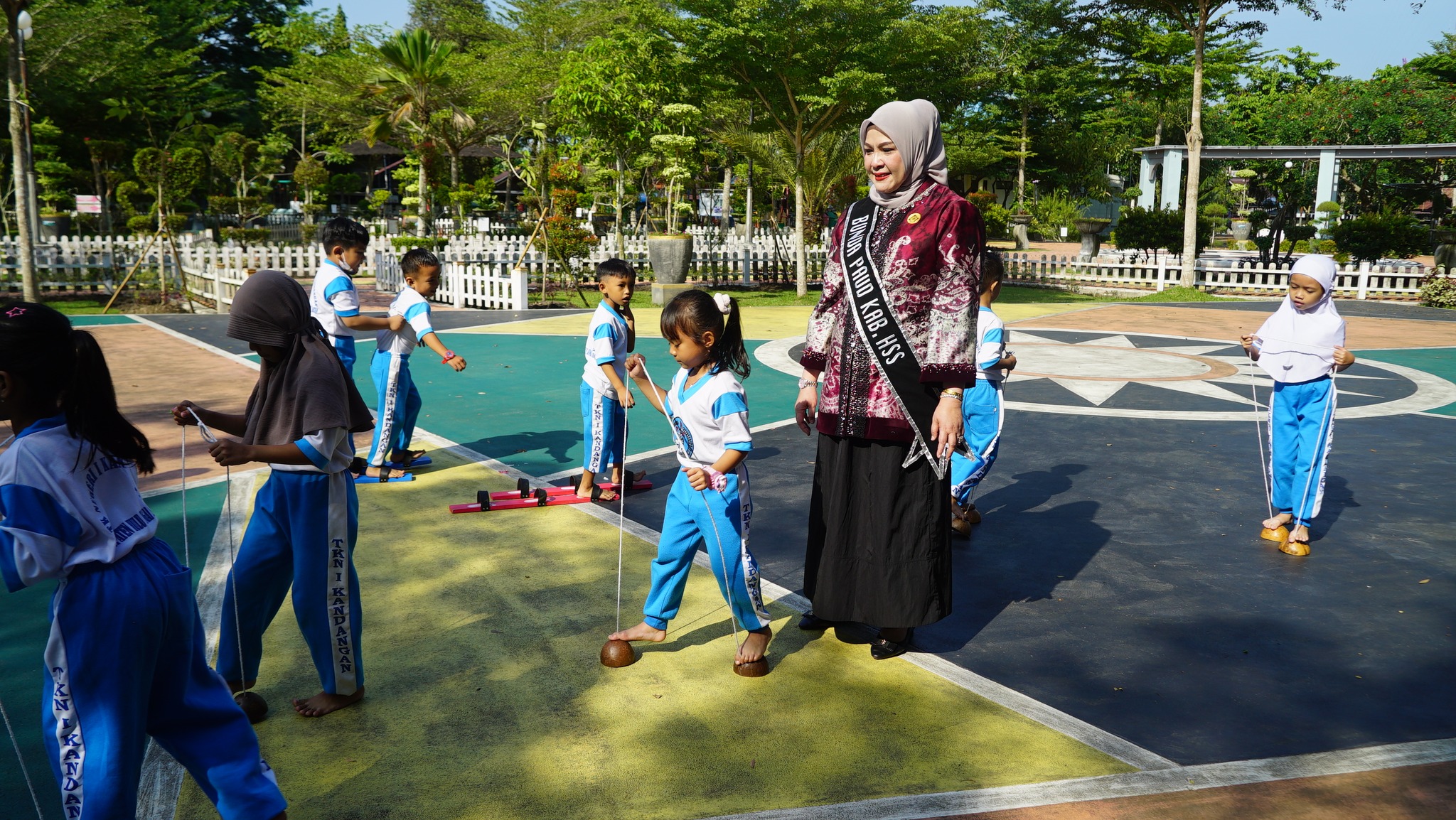 PERMAINAN TRADISIONAL JADI CARA BUNDA PAUD KAB. HSS TUMBUHKAN CINTA BANUA PADA ANAK USIA DINI
