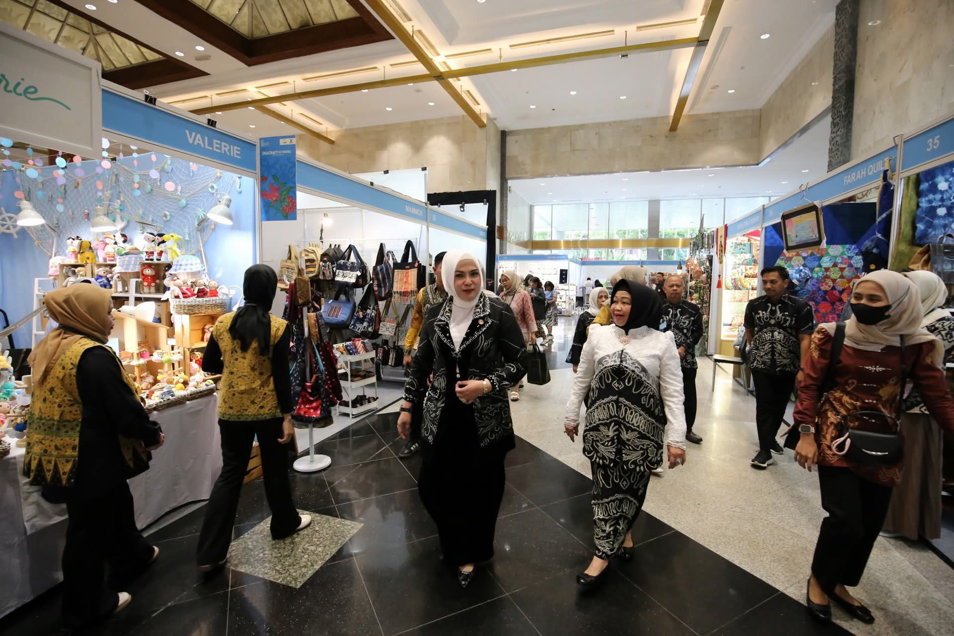 KETUA DEKRANASDA HSS HJ. MUSTAIDAH SYAFRUDIN NOOR HADIRI INACRAFT 2025, PRODUK UMKM HSS PIKAT PERHATIAN PENGUNJUNG