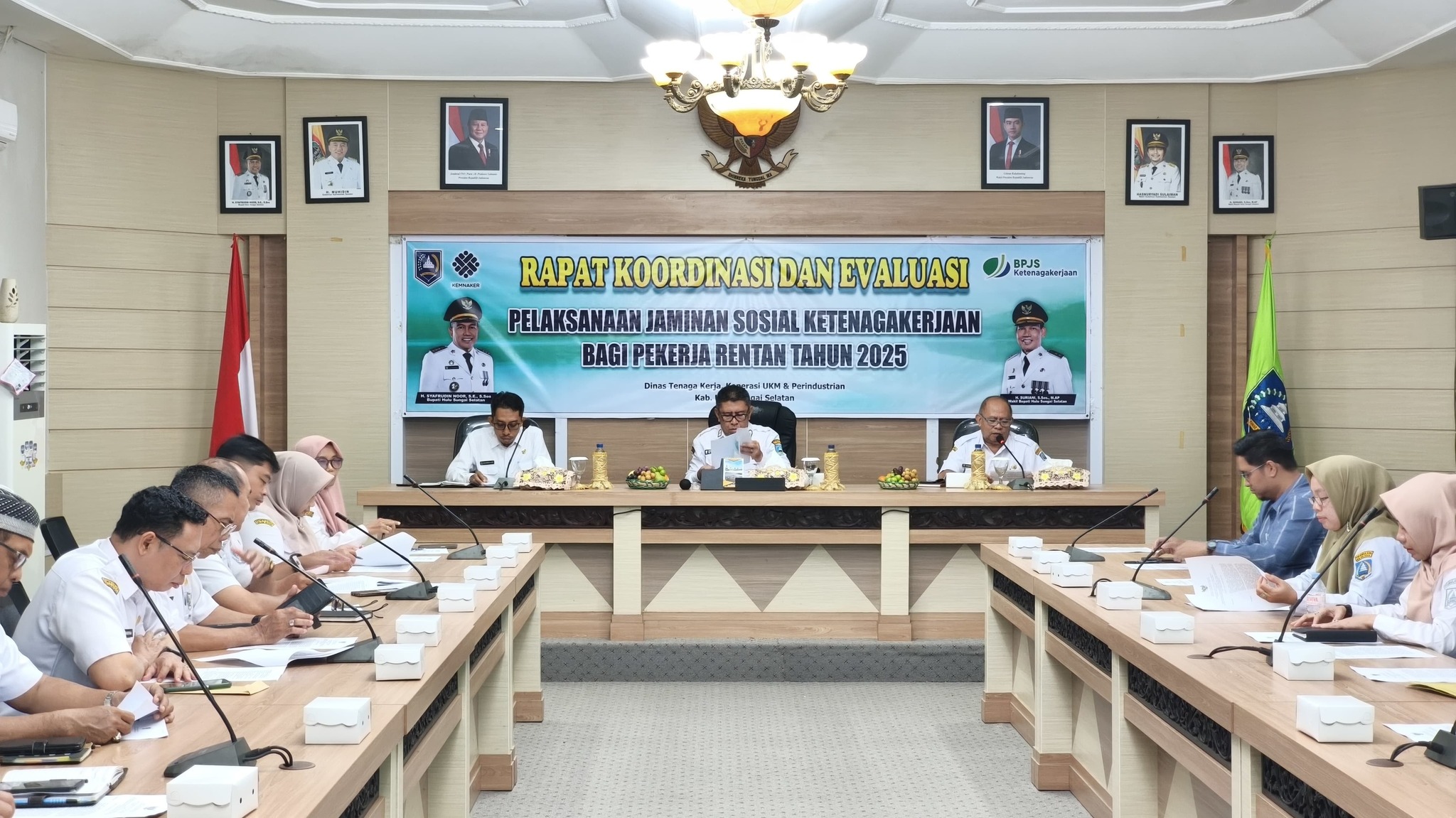 PEMKAB HULU SUNGAI SELATAN GELAR RAPAT KOORDINASI DAN EVALUASI JAMINAN SOSIAL KETENAGAKERJAAN BAGI PEKERJA RENTAN TAHUN 2025