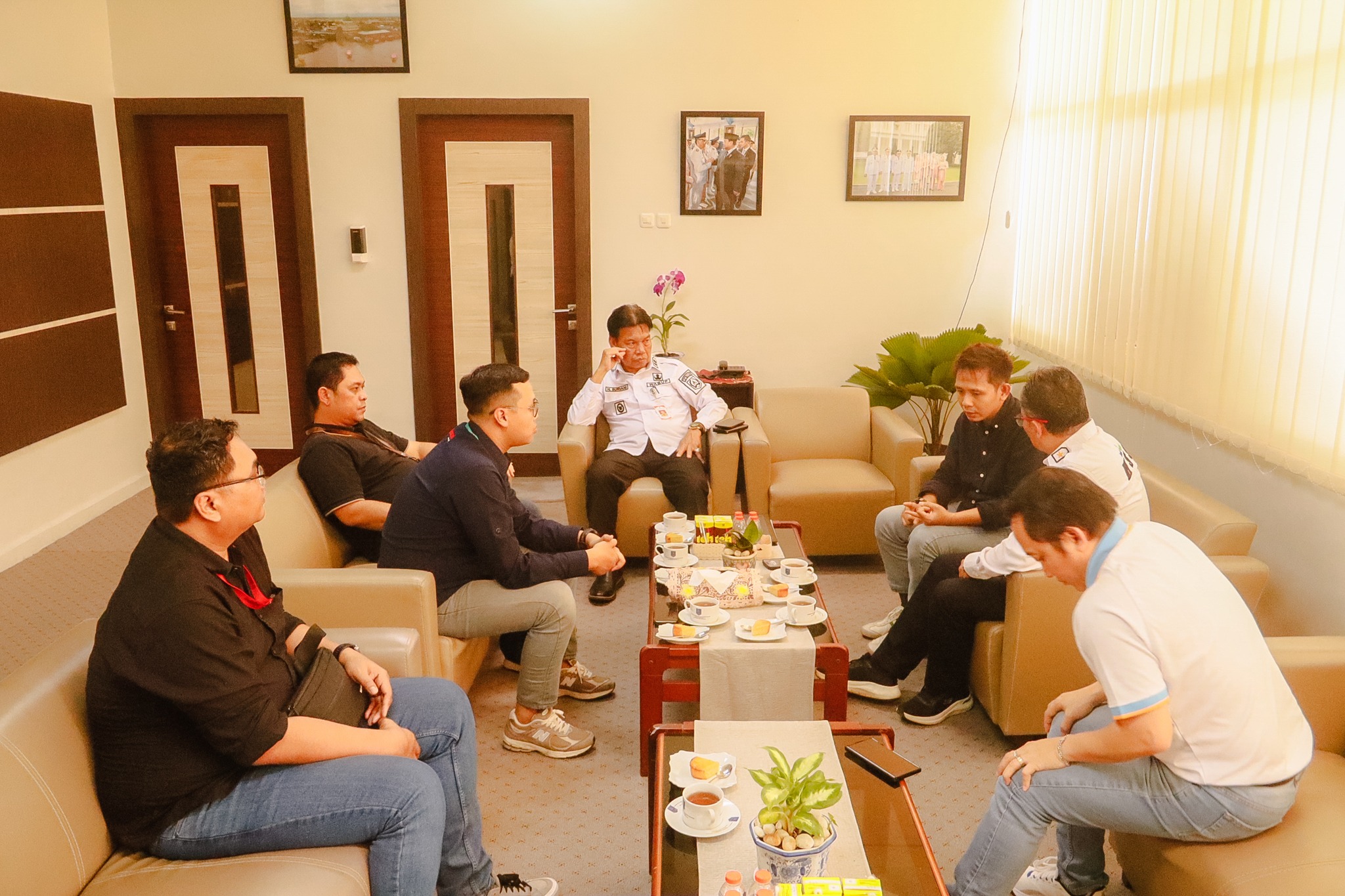 WABUP SURIANI TERIMA KUNJUNGAN TELKOMSEL, BAHAS DUKUNGAN BAGI SEKOLAH DAN WARGA HSS