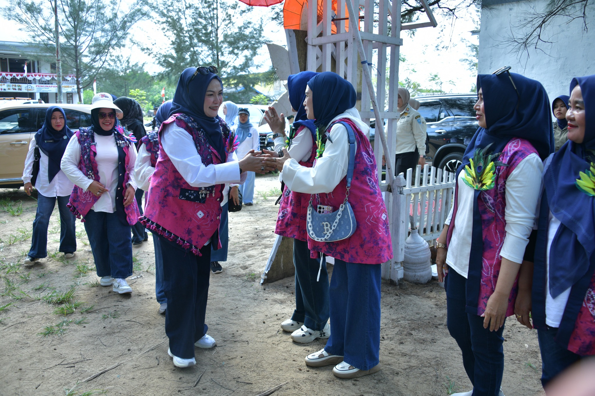 KETUA TP PKK KABUPATEN HULU SUNGAI SELATAN HADIRI RAPAT KOORDINASI TIM PENGGERAK PKK SE-KALIMANTAN SELATAN DI PANTAI BATAKAN BARU
