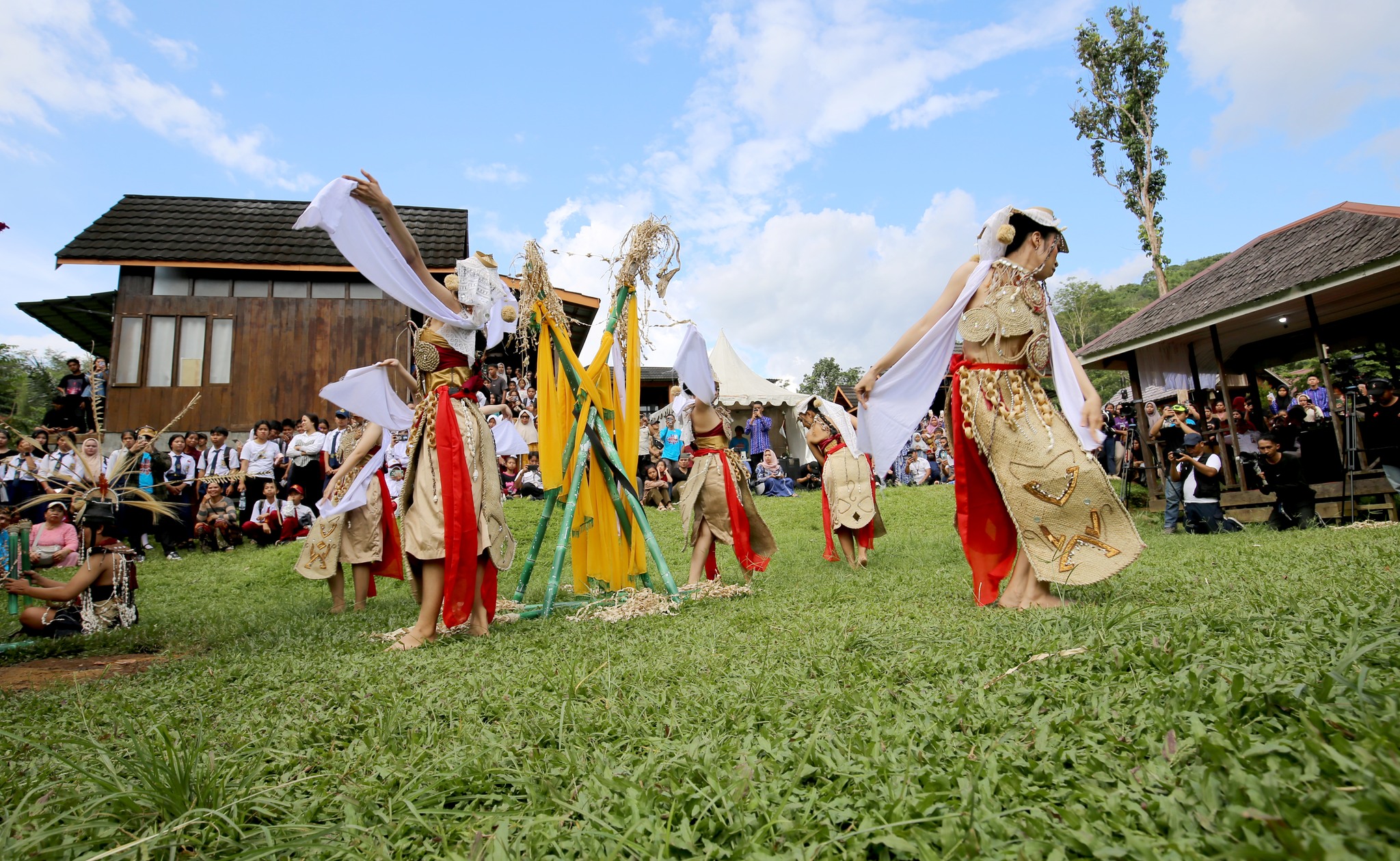 FESTIVAL BUDAYA MERATUS 2025 RESMI DIBUKA, HULU SUNGAI SELATAN RAYAKAN KEKAYAAN TRADISI DAYAK LOKSADO