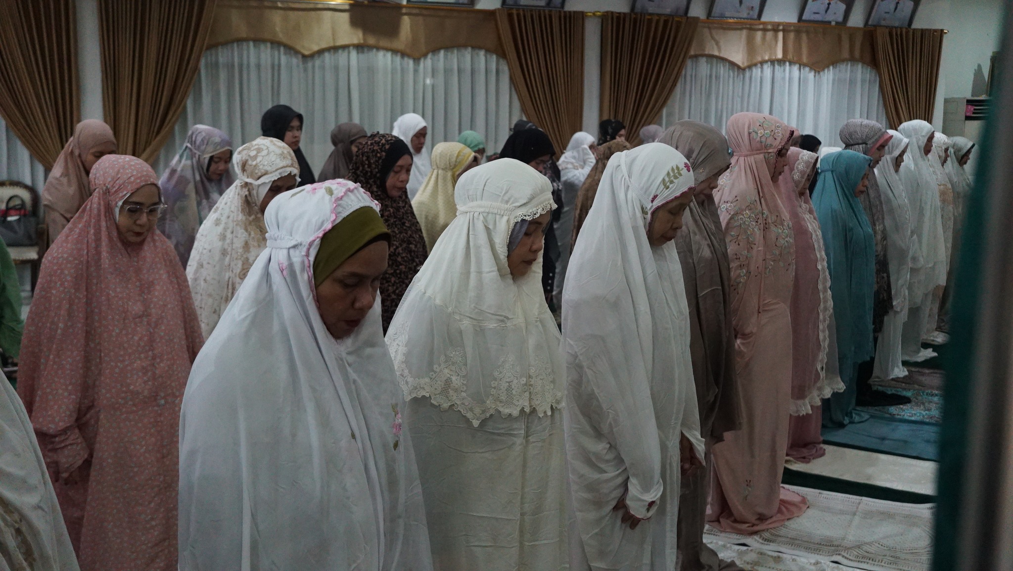 KETUA TP PKK KAB. HSS GELAR SHOLAT HAJAT DAN DOA BERSAMA DI PENDOPO BUPATI