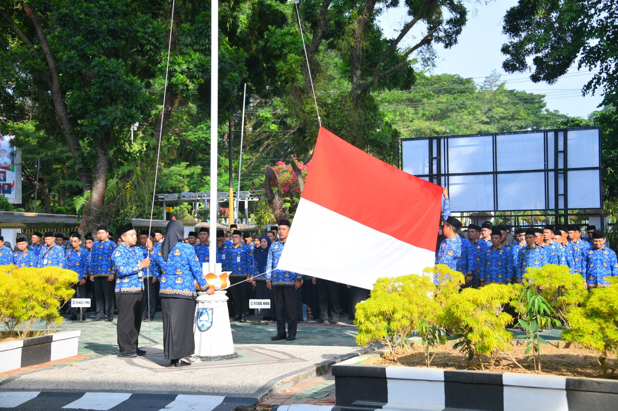 TEGUHKAN INTEGRITAS, PERKUAT PENGABDIAN, BUPATI SYAFRUDIN NOOR PIMPIN APEL KESADARAN NASIONAL ASN HSS