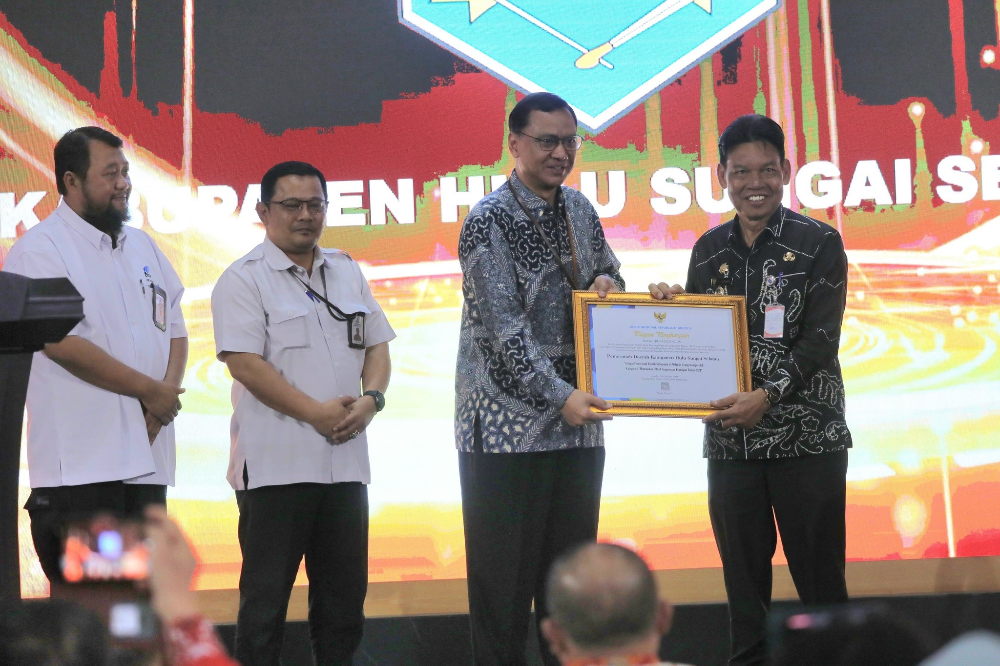 WAKIL BUPATI HULU SUNGAI SELATAN TERIMA PIAGAM PENGHARGAAN DARI ARSIP NASIONAL RI