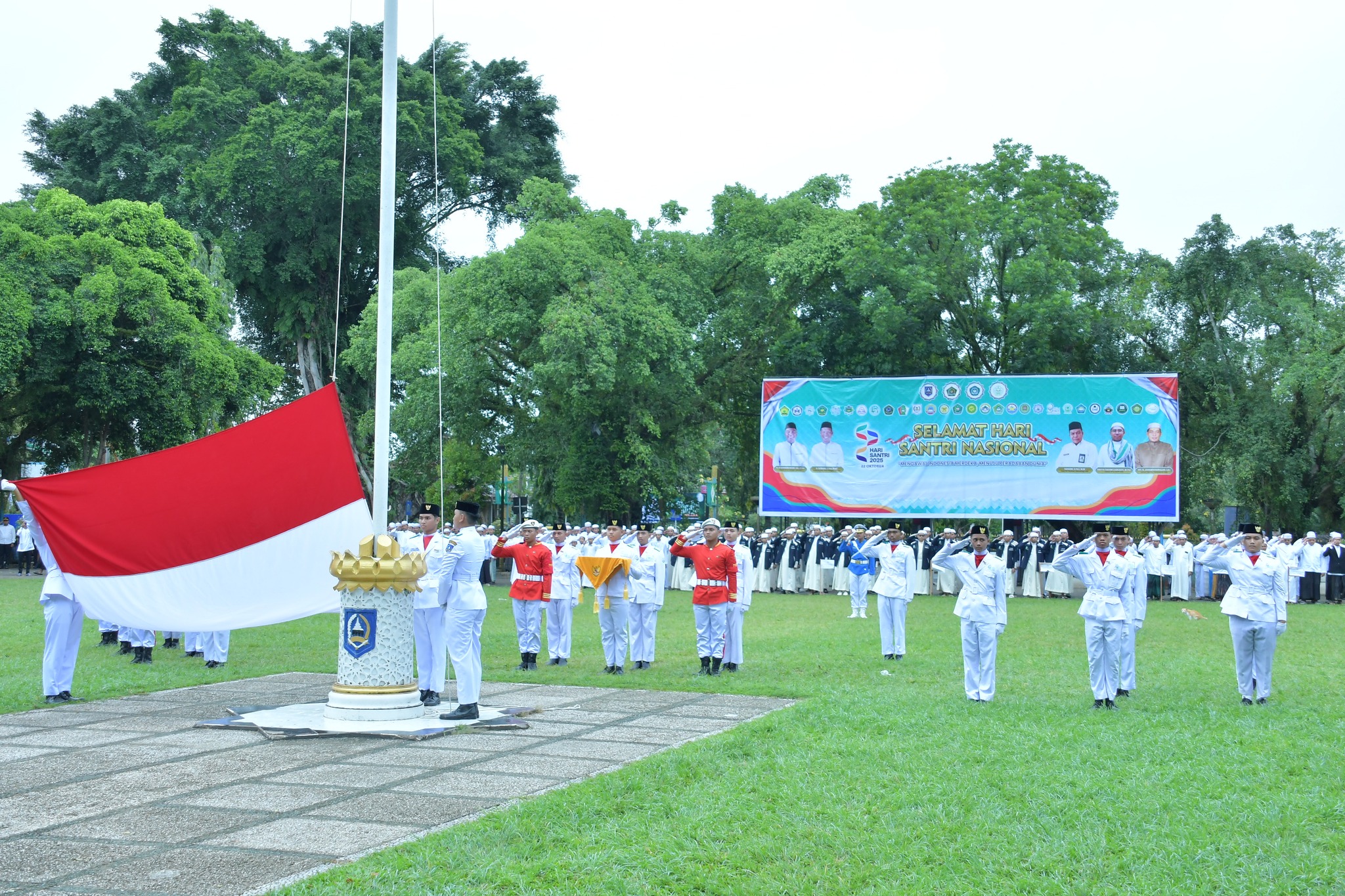 SEMANGAT SANTRI, SEMANGAT NEGERI: BUPATI HSS JADI INSPEKTUR UPACARA HARI SANTRI NASIONAL 2025