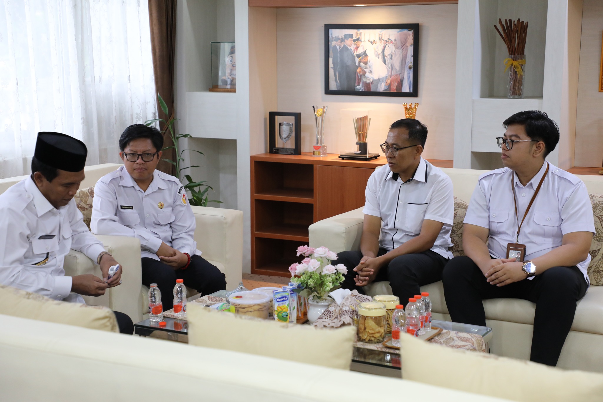 BUPATI HSS TERIMA KUNJUNGAN KETUA BAWASLU, BAHAS SINERGI DAN RENCANA KUNJUNGAN KOMISI II DPR RI