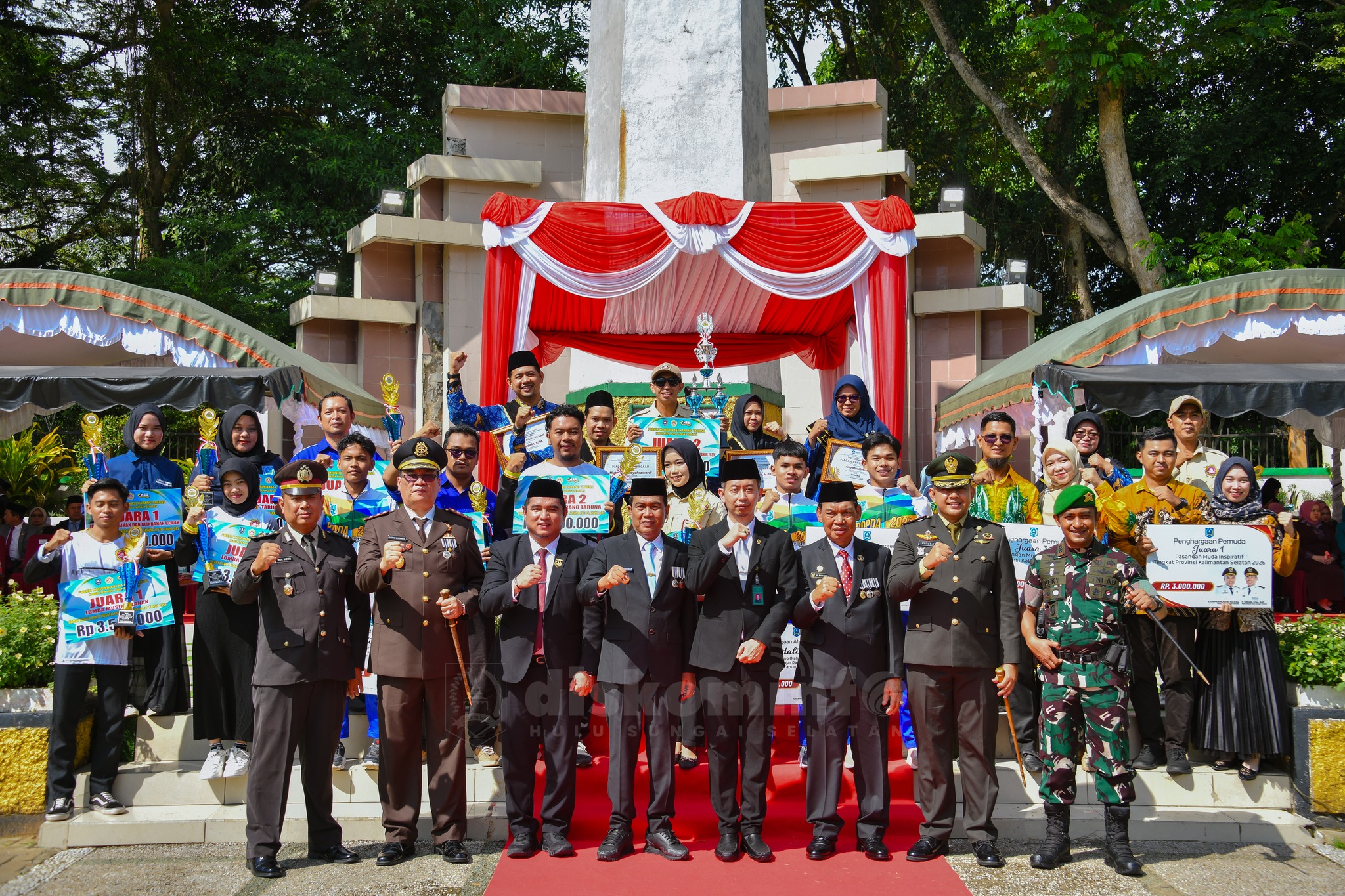 BUPATI HSS SERAHKAN PENGHARGAAN BAGI PEMUDA, ATLET, DAN TENAGA PENDIDIK BERPRESTASI