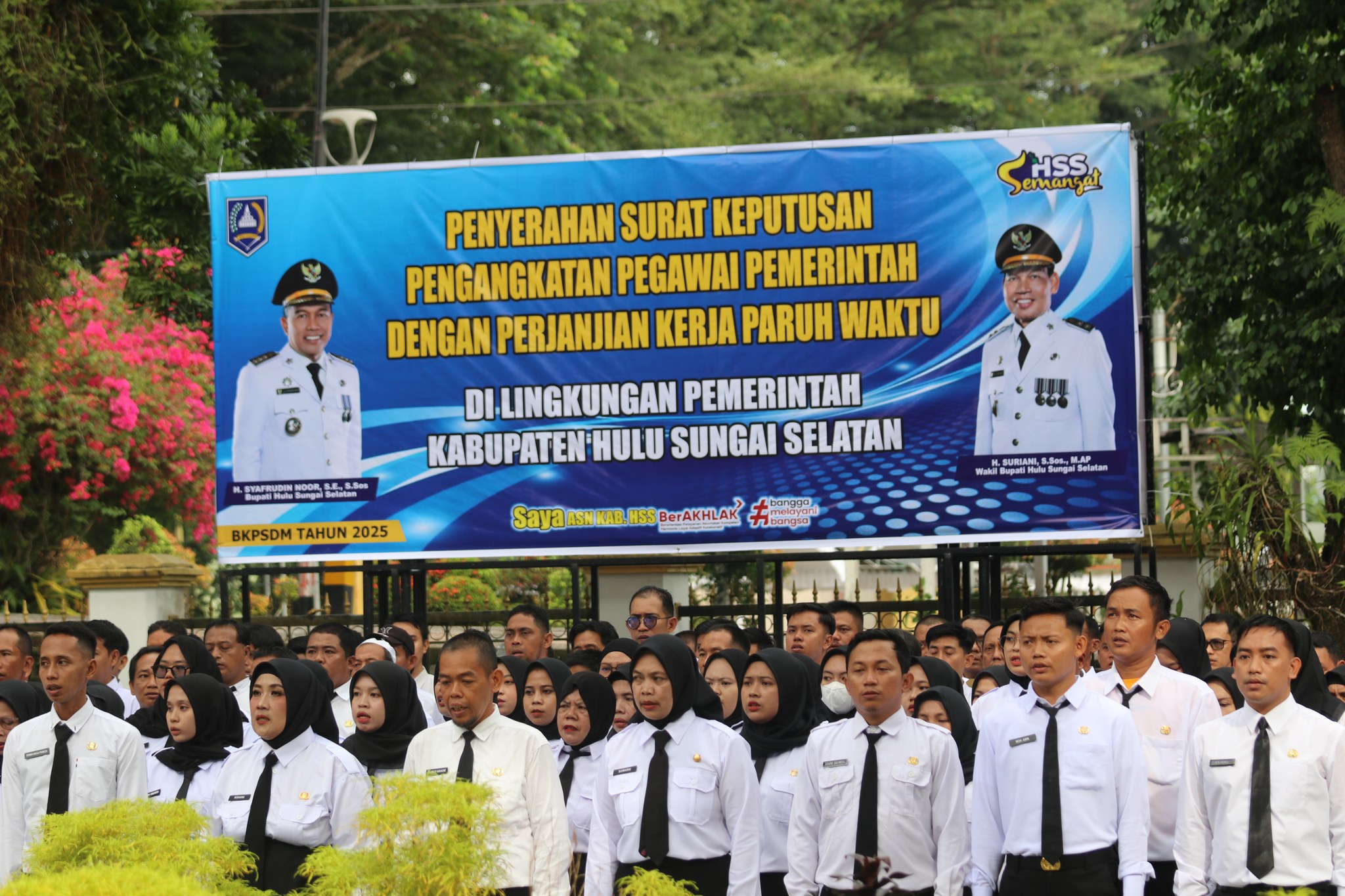 WAKIL BUPATI HSS SERAHKAN SK PENGANGKATAN 787 PEGAWAI PEMERINTAH DENGAN PERJANJIAN KERJA PARUH WAKTU