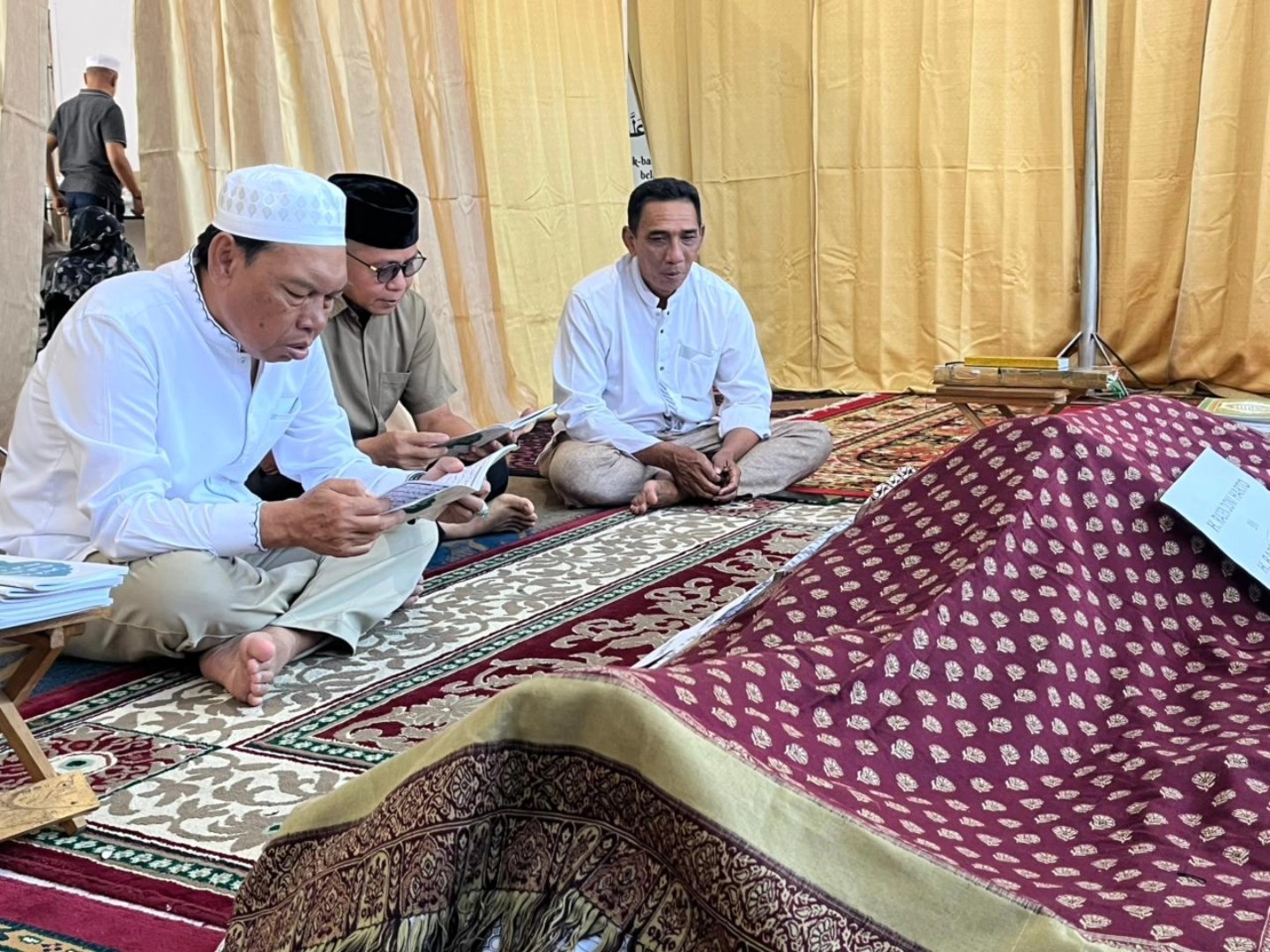 WABUP HSS BERSAMA ISTRI BERTAKZIAH KE RUMAH DUKA PENGASUH RUMAH AL-QUR’AN MADYAFA