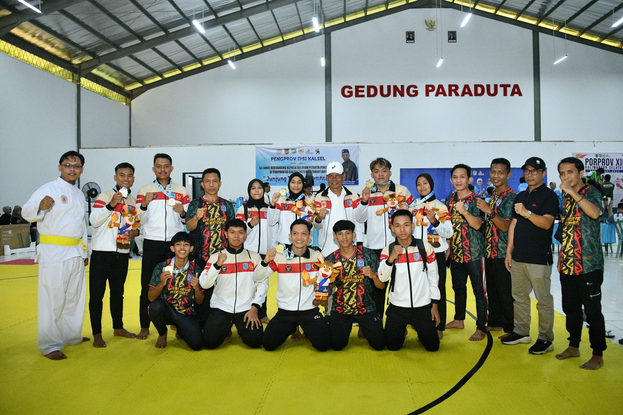 PENCAK SILAT HSS RAIH 4 EMAS DI PORPROV KALSEL XII, WABUP H. SURIANI BERI APRESIASI LANGSUNG UNTUK PARA JUARA