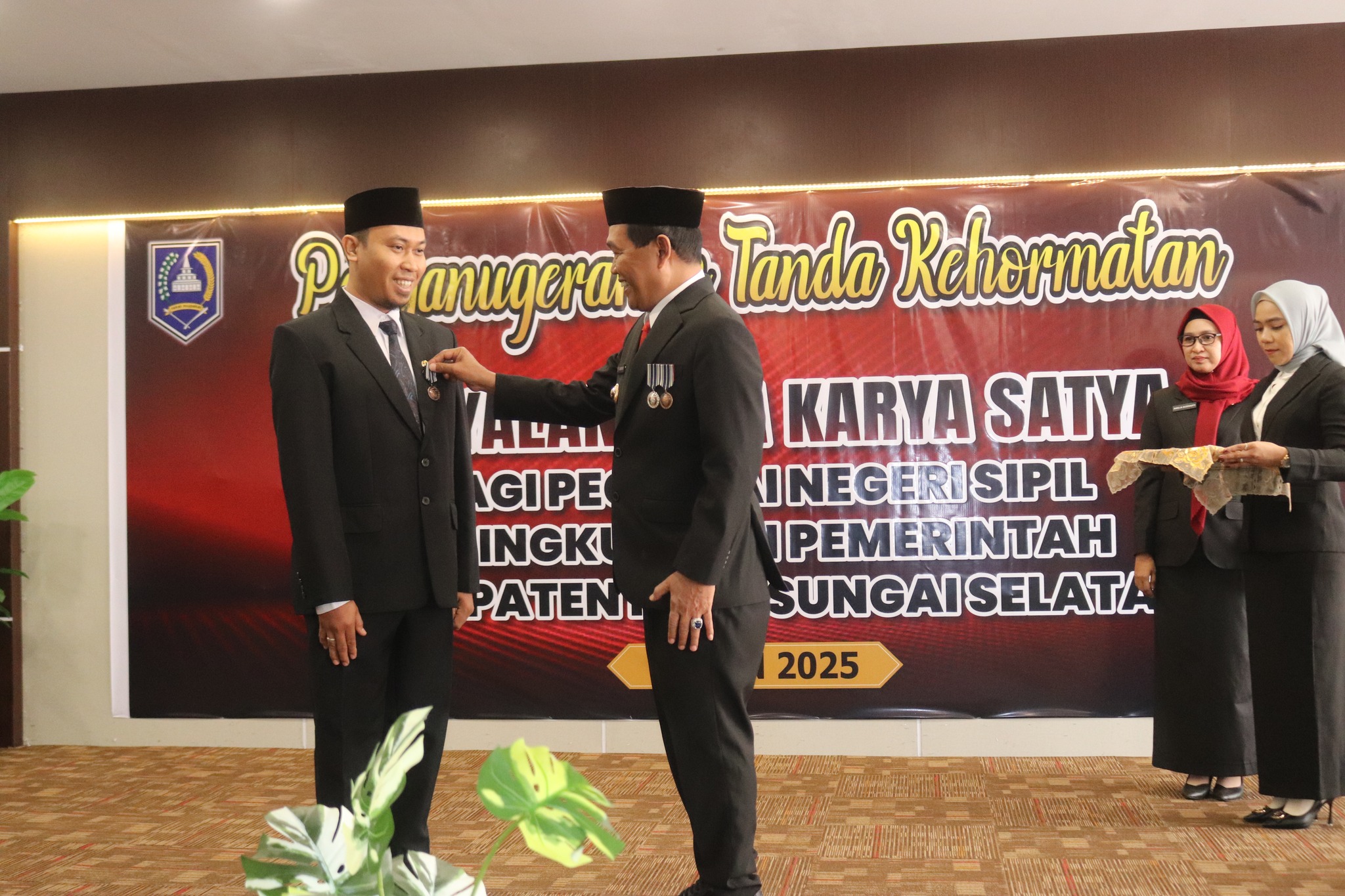 BUPATI HSS ANUGERAHKAN SATYA LENCANA KARYA SATYA KEPADA 110 ASN BERDEDIKASI