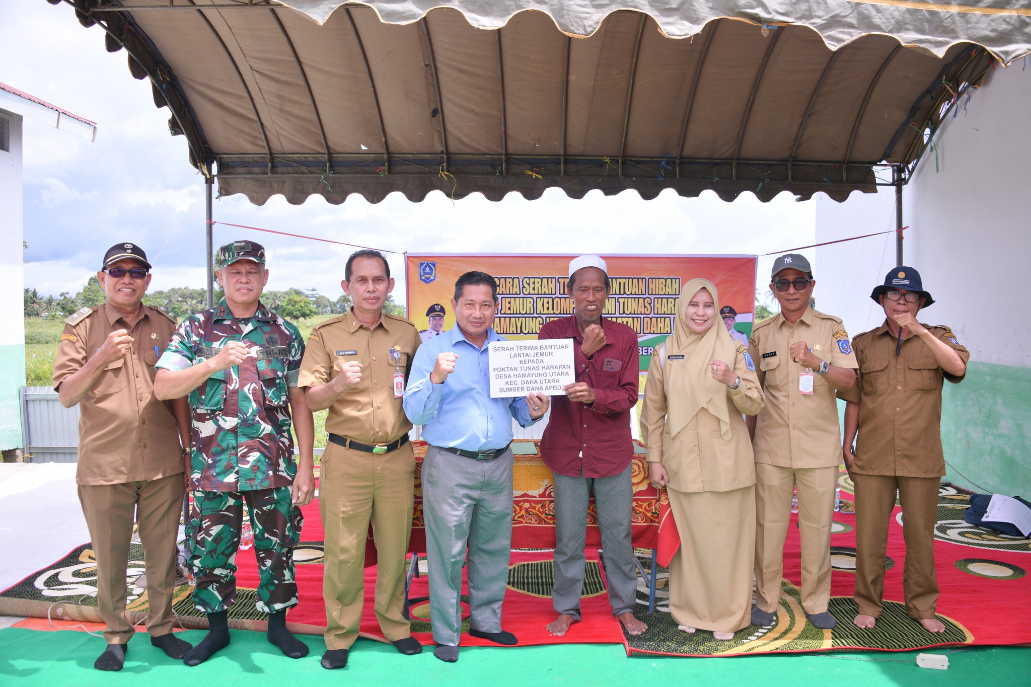 PERKUAT LUMBUNG PANGAN DESA, PEMKAB HSS RESMIKAN SERAH TERIMA LANTAI JEMUR BAGI KELOMPOK TANI TUNAS HARAPAN