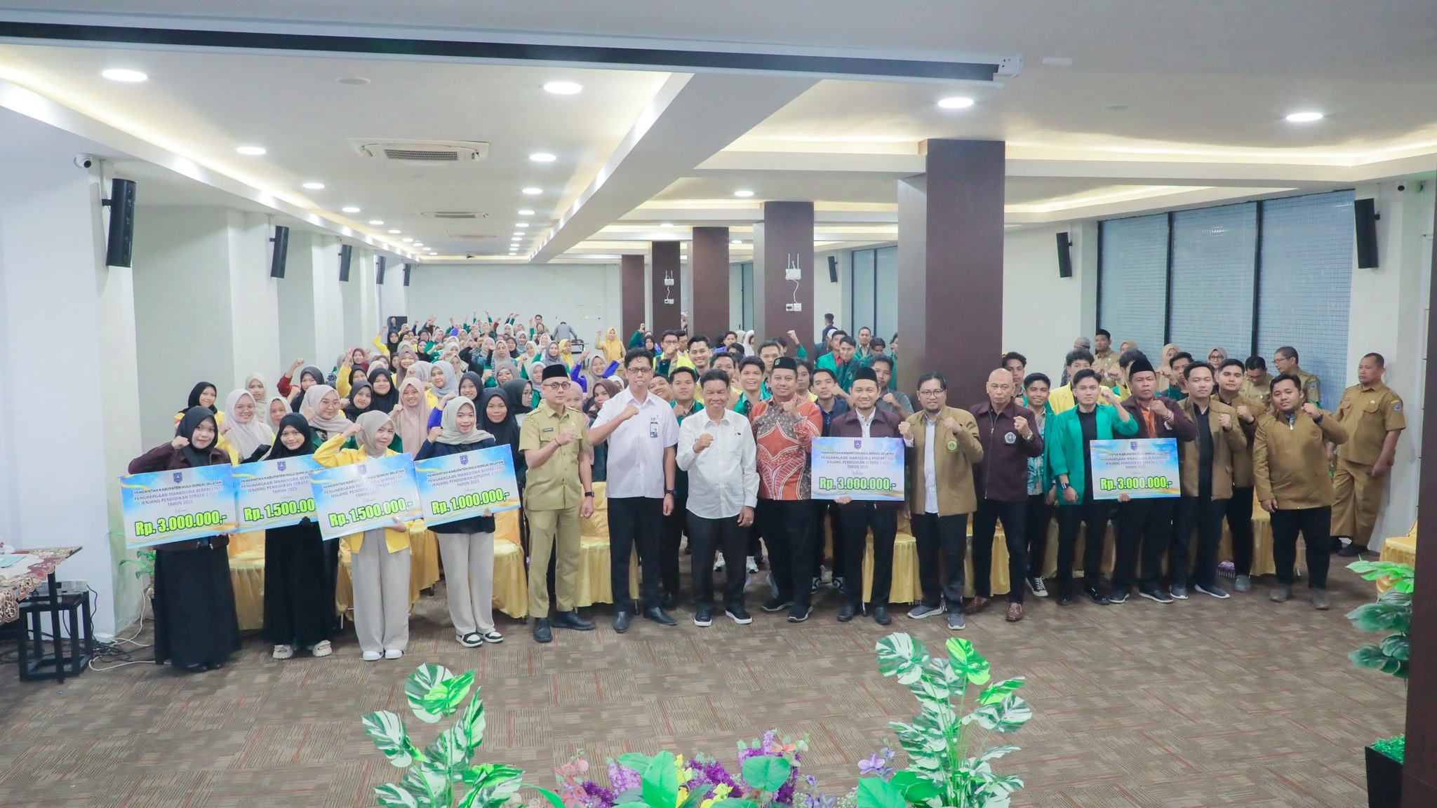 PEMERINTAH KABUPATEN HSS SERAHKAN BANTUAN RP 300 JUTA LEBIH UNTUK 195 MAHASISWA BERPRESTASI