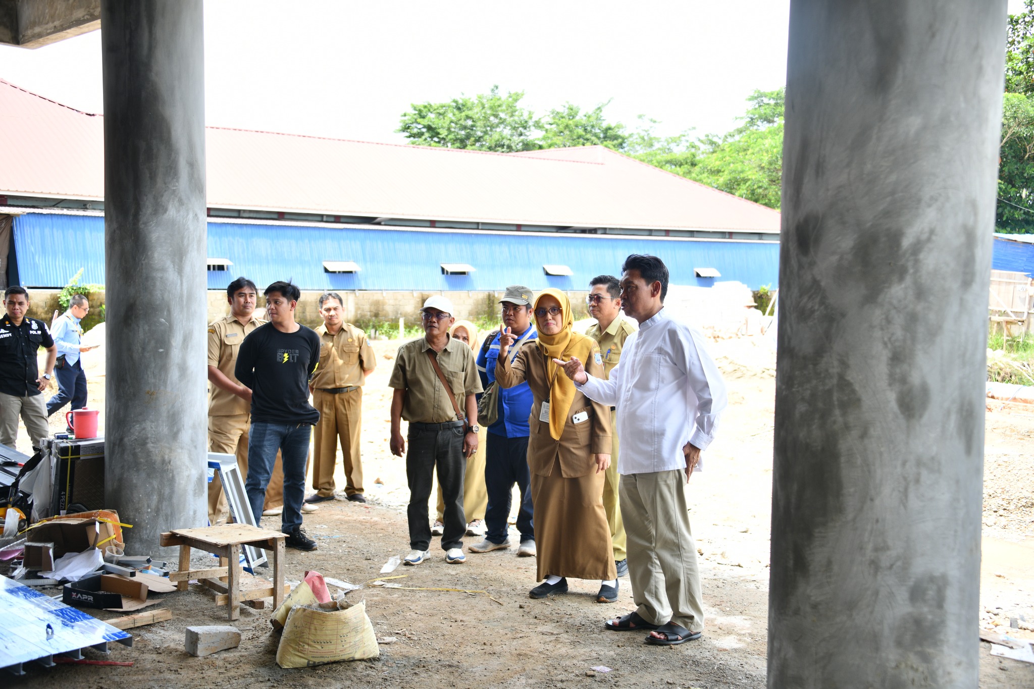 H. SURIANI TINJAU PROYEK PEMBANGUNAN DI DAHA, PASTIKAN PROGRES BERJALAN LANCAR UNTUK KEPENTINGAN MASYARAKAT