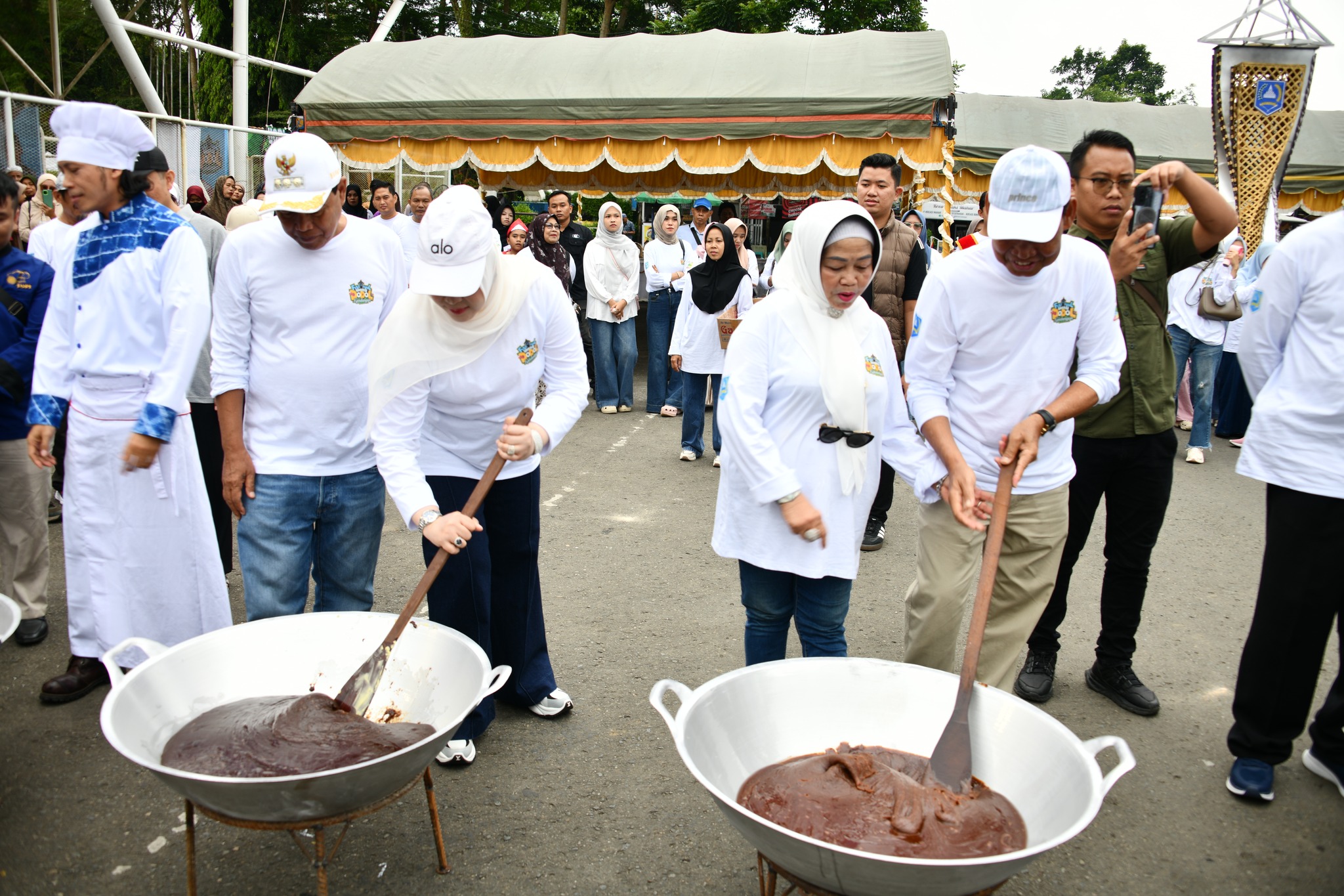 FESTIVAL KREASI DODOL KANDANGAN MERIAHKAN HARJAD KE-75 KABUPATEN HULU SUNGAI SELATAN