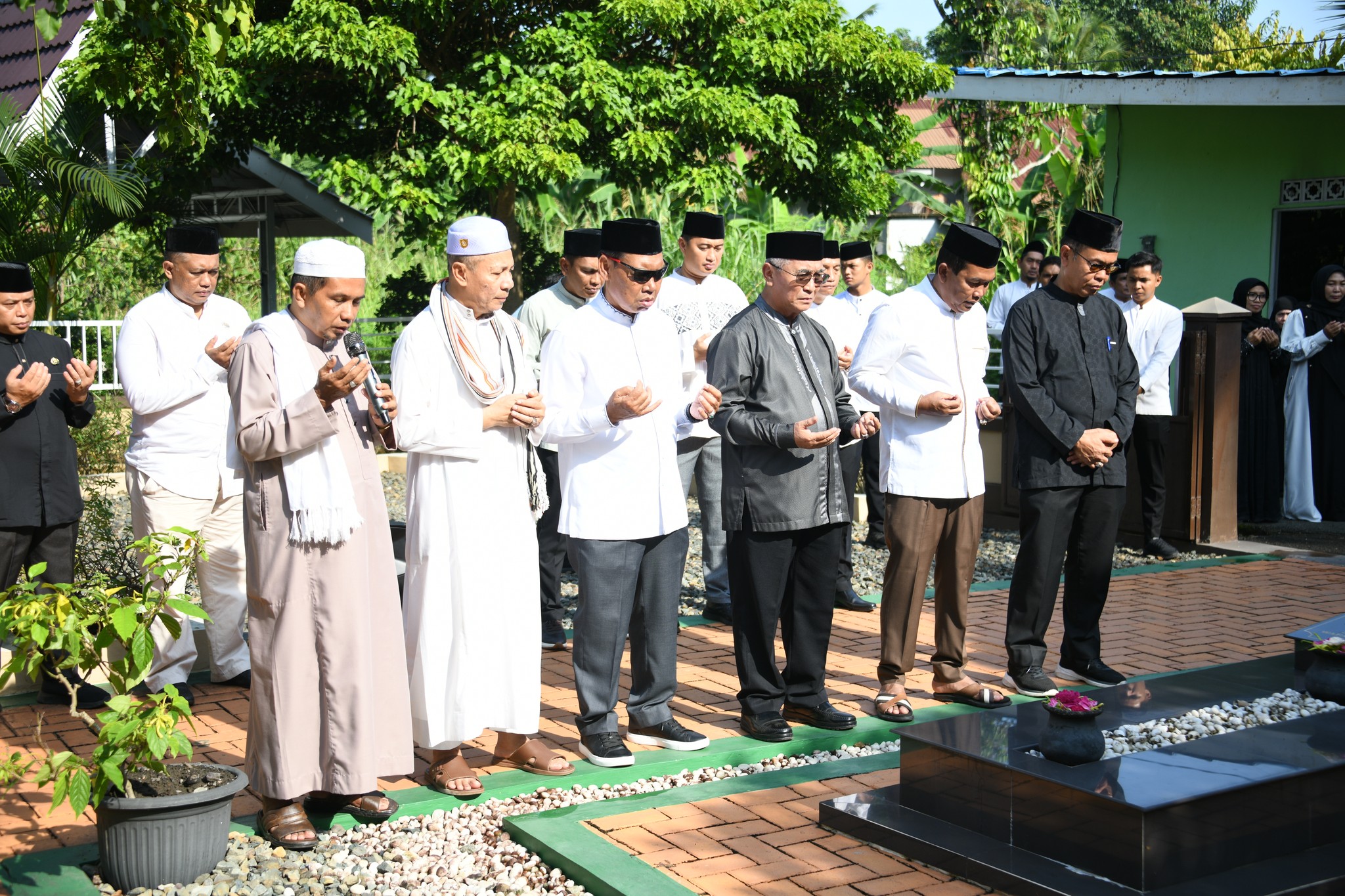 MOMENTUM HARI JADI KE-75, PEMKAB HSS TABUR BUNGA DI MAKAM TOKOH PEMBANGUNAN DAERAH