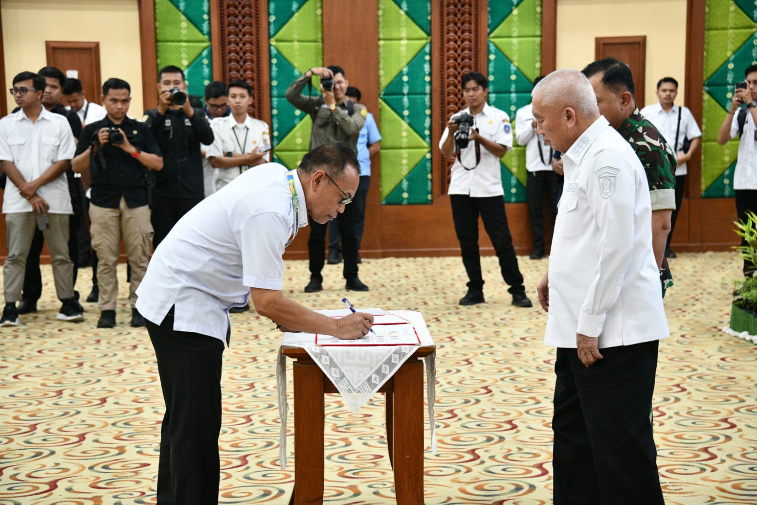 SEKDA HSS HADIRI PENANDATANGANAN KESEPAKATAN PEMBANGUNAN MAKODAM KALSEL