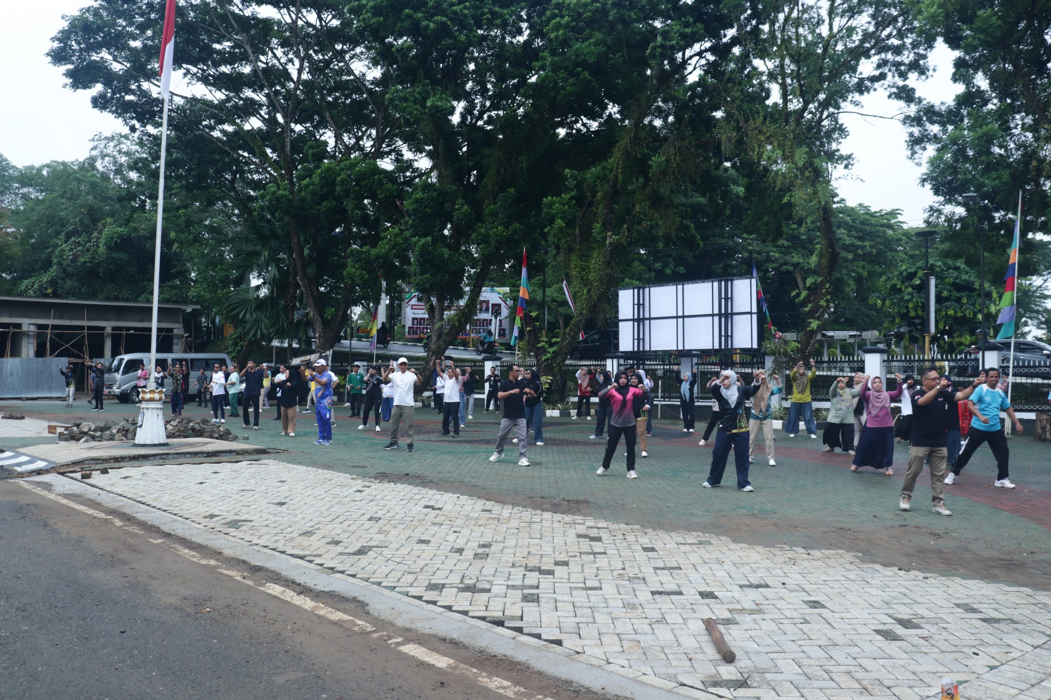PEMKAB HSS GELAR SENAM KESEGARAN JASMANI BERSAMA PEJABAT DAN ASN LINGKUP SETDA