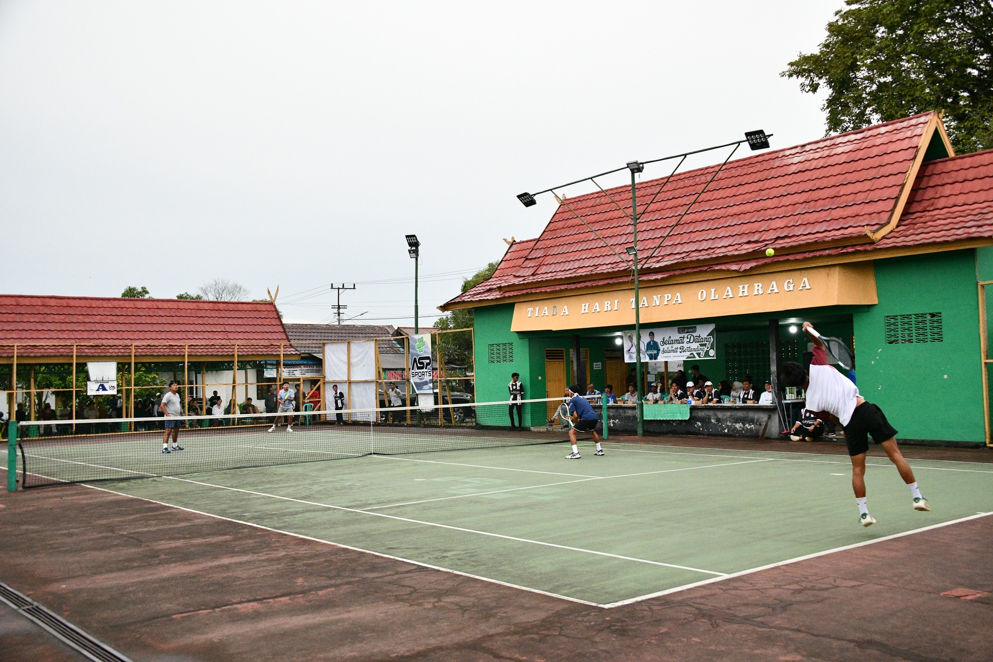 PENUTUPAN BUPATI CUP 2025, WABUP HSS APRESIASI SPORTIVITAS ATLET TENIS