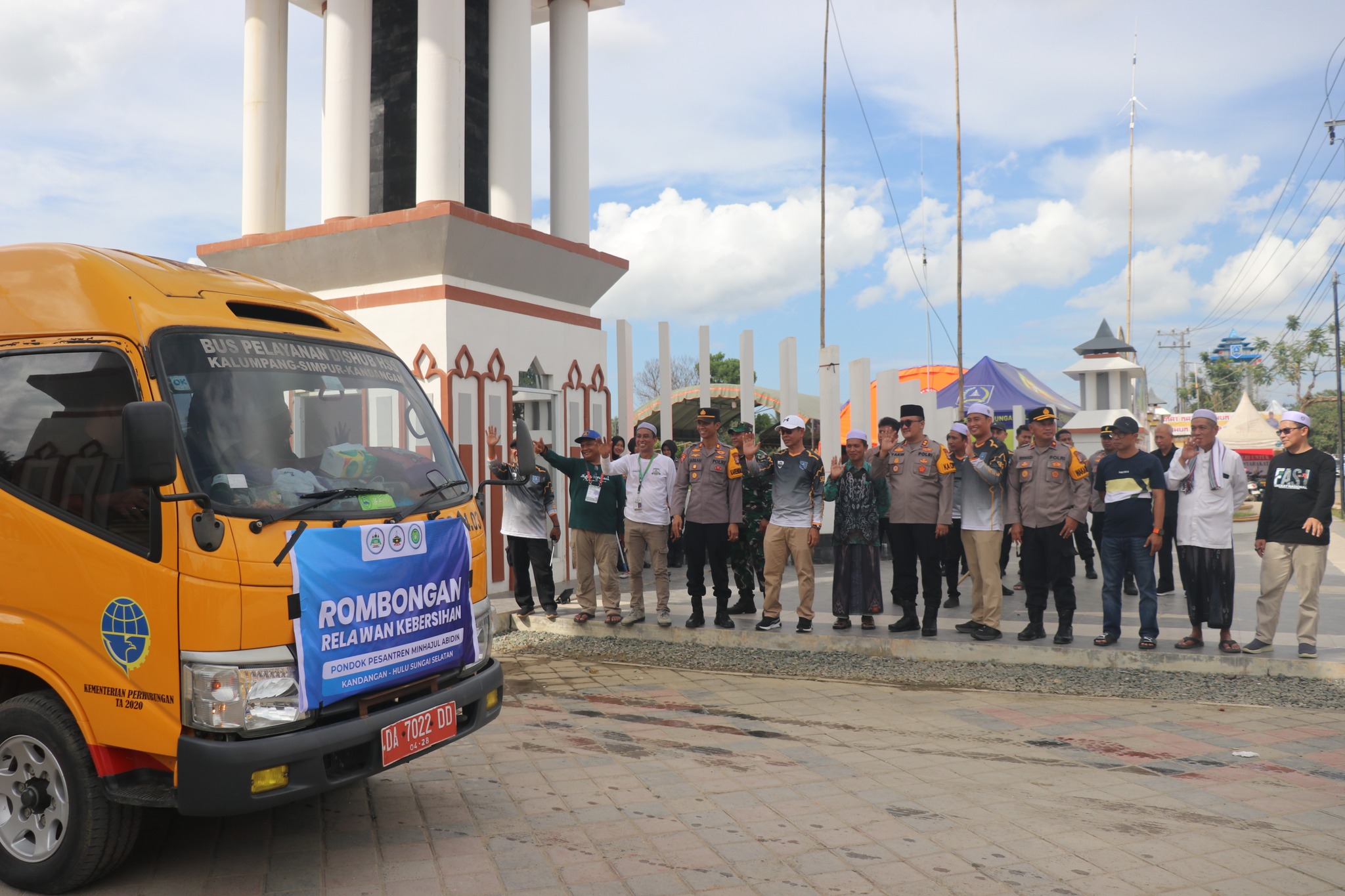 SEKDA HSS LEPAS RELAWAN PELAYANAN AIR BERSIH DAN TIM KEBERSIHAN KE SEKUMPUL