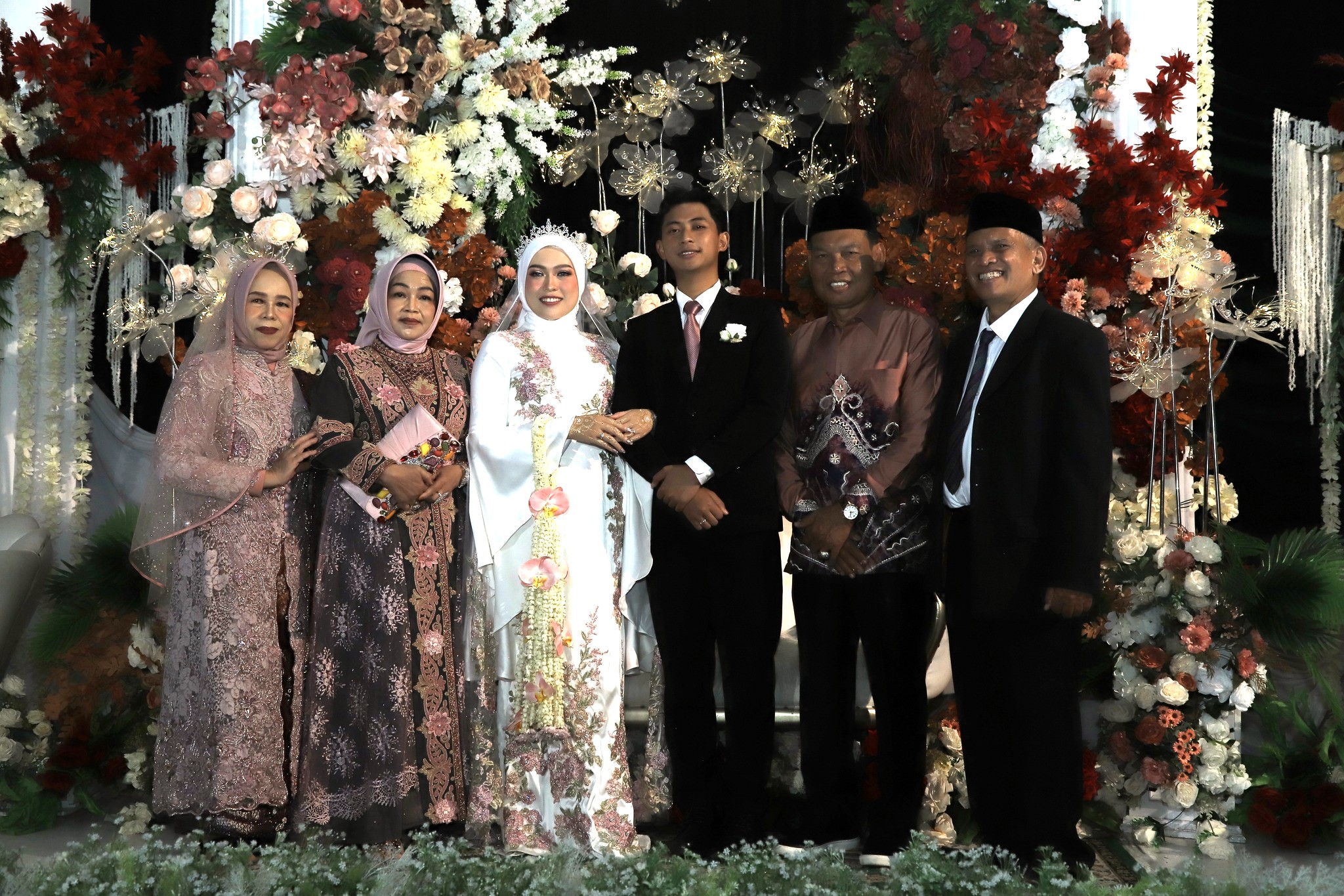 WAKIL BUPATI HSS HADIRI RESEPSI PERNIKAHAN DR. ANNISA CAMELLIA MAKATI DAN DINTA GEMA ADITYA