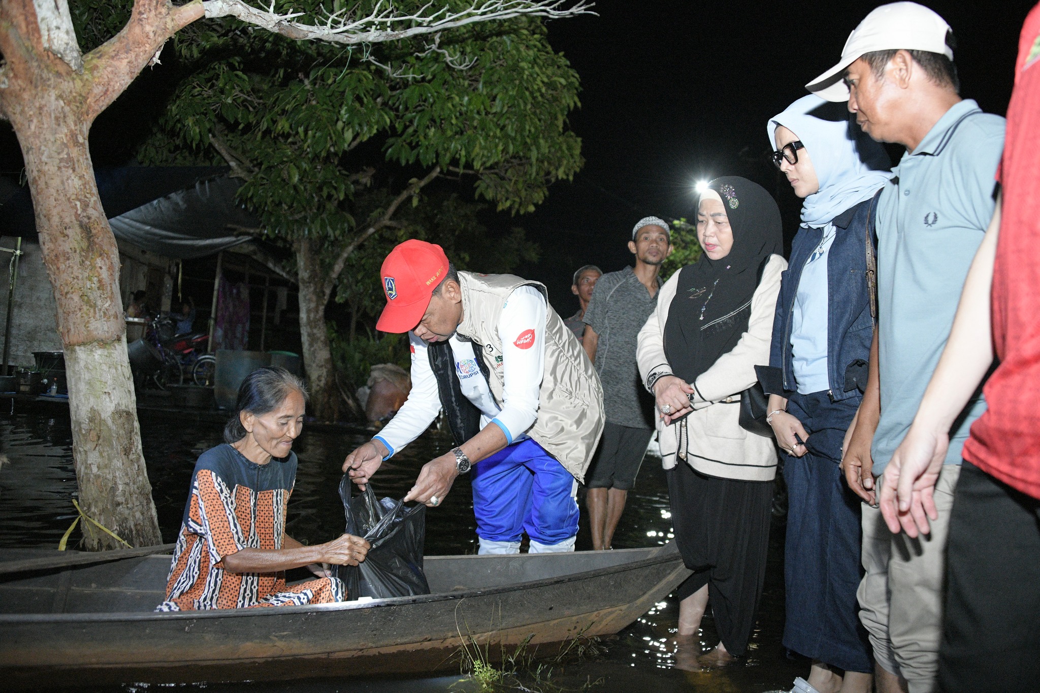 WABUP HSS TURUN LANGSUNG, SALURKAN BANTUAN UNTUK WARGA TERDAMPAK GENANGAN AIR