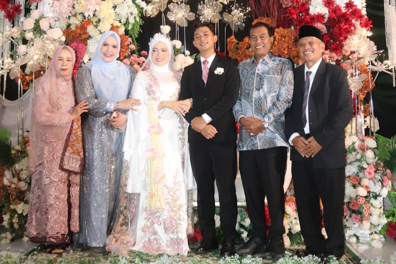 BUPATI HULU SUNGAI SELATAN HADIRI RESEPSI PERKAWINAN DR. ANNISA CAMELLIA DAN DINTA GEMA ADITYA DI GEDUNG PRAMUKA