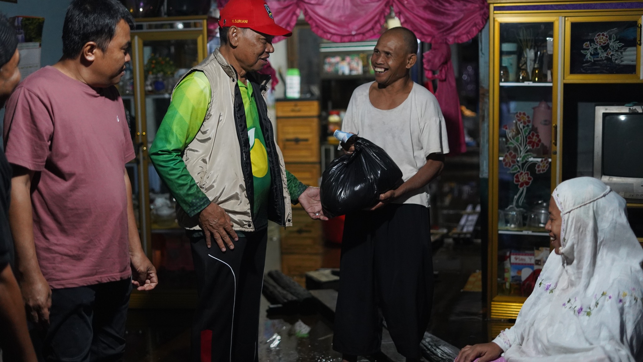 WABUP HSS BERSAMA KETUA GOW KEMBALI SALURKAN BANTUAN UNTUK WARGA TERDAMPAK BANJIR DI DESA BANGKAU