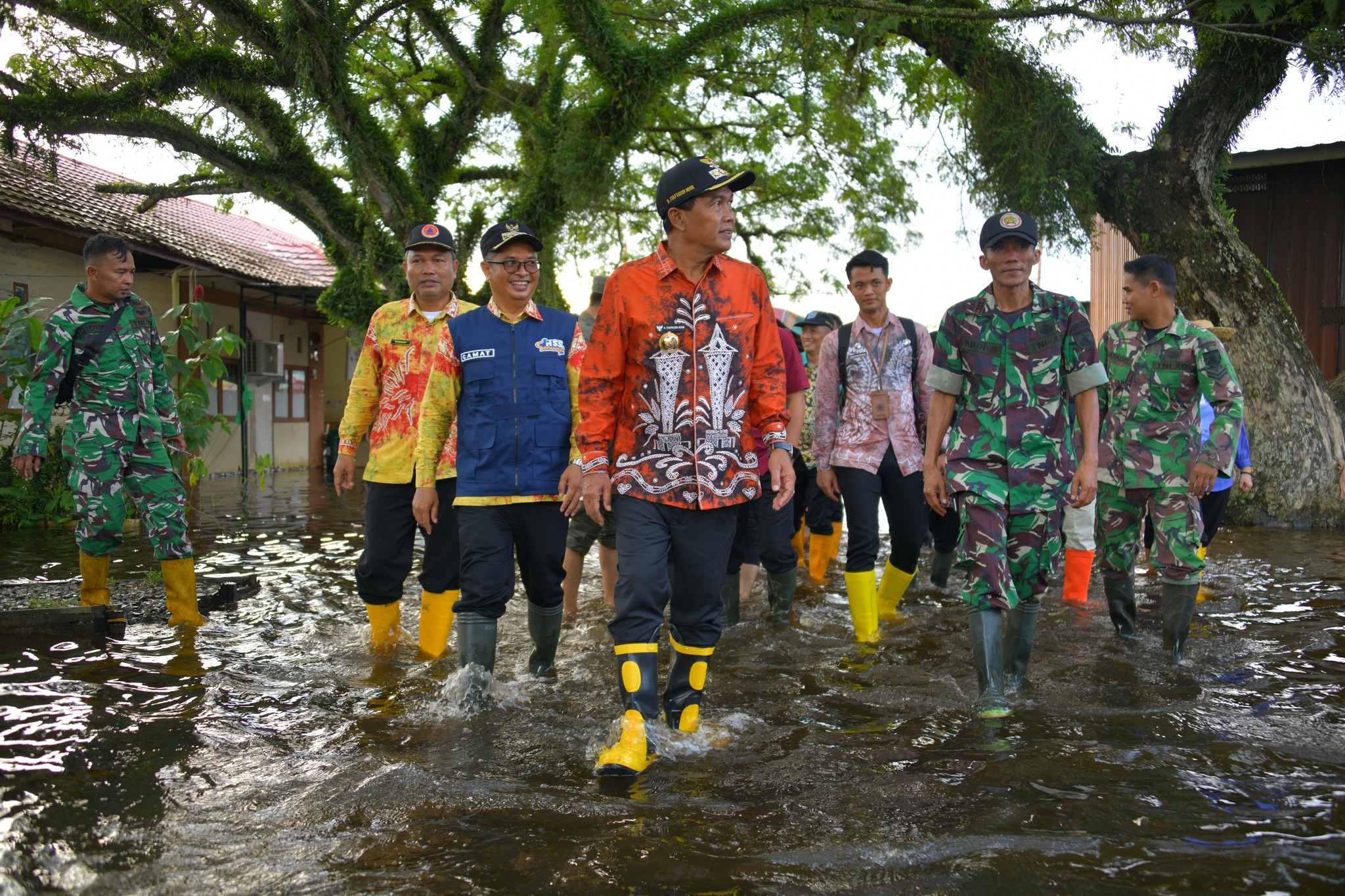 BUPATI HSS TINJAU LANGSUNG WARGA TERDAMPAK BANJIR DI DESA TUMBUKAN BANYU