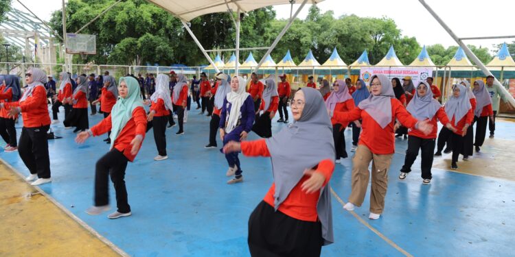 PERERAT SILATURAHMI, KUNJUNGAN PWRI KABUPATEN PASER KE HSS DIAWALI SENAM BERSAMA