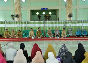 BUPATI HSS TINJAU LAYANAN KESEHATAN DAN SALURKAN BANTUAN BANJIR DI DESA BANGKAU