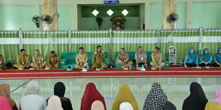 BUPATI HSS TINJAU LAYANAN KESEHATAN DAN SALURKAN BANTUAN BANJIR DI DESA BANGKAU