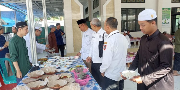SEKDA KUNJUNGI SAPRAH AMAL PONPES DARUL ULUM : BANYAK TOKOH DAN WARGA ANTUSIAS DATANGI KEGIATAN