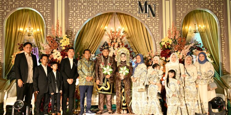 HADIRI RESEPSI PERNIKAHAN, BUPATI HSS SAMPAIKAN DOA RESTU KEPADA KEDUA MEMPELAI