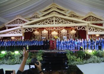 BUPATI HSS HADIRI RESEPSI PERNIKAHAN PUTRI DARI DRS H. MUHAMMAD ZAINI MAHDI DAN IBU IVA WIENDRI SULVANA