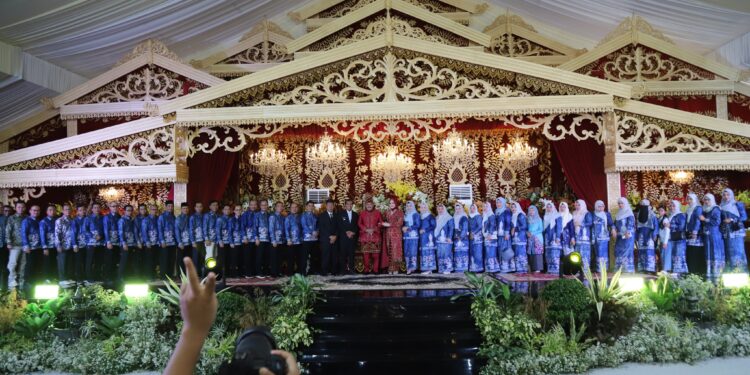 BUPATI HSS HADIRI RESEPSI PERNIKAHAN PUTRI DARI DRS H. MUHAMMAD ZAINI MAHDI DAN IBU IVA WIENDRI SULVANA