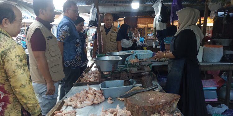 TIM SABER PERLINDUNGAN PANGAN HSS SIDAK PASAR TERPADU KANDANGAN, PASTIKAN STOK DAN HARGA STABIL JELANG RAMADHAN