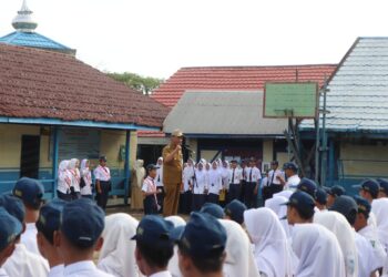 PULANG KE ALMAMATER, WABUP TEKANKAN KEBERKAHAN ILMU DI SMPN 1 DAHA SELATAN