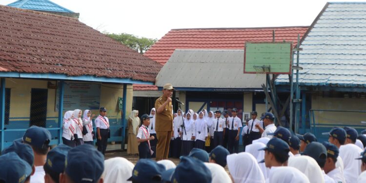 PULANG KE ALMAMATER, WABUP TEKANKAN KEBERKAHAN ILMU DI SMPN 1 DAHA SELATAN