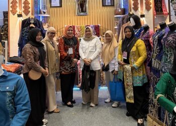 KETUA DEKRANASDA HSS DAN ANGGOTA DPR RI KUNJUNGI STAND KABUPATEN HSS DI INACRAFT 2026 JCC JAKARTA