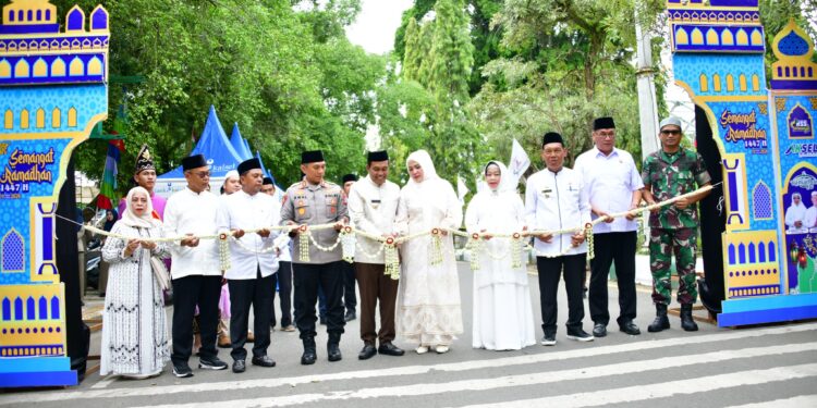 BUPATI HSS RESMIKAN PASAR SEMANGAT RAMADHAN 1447 H DI KANDANGAN