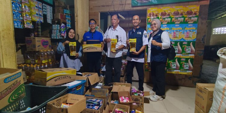 TEKAN INFLASI DAERAH, DISPERINDAG HSS SALURKAN MINYAK GORENG MURAH