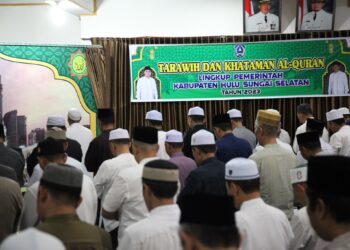 PEMKAB HSS GELAR TARAWIH DAN KHATAMAN AL-QUR’AN DI PENDOPO
