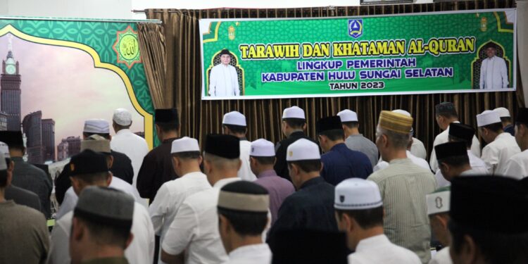 PEMKAB HSS GELAR TARAWIH DAN KHATAMAN AL-QUR’AN DI PENDOPO
