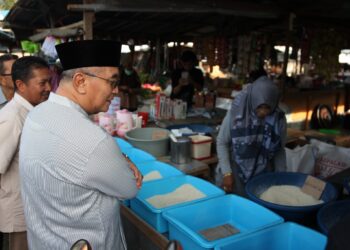 PASTIKAN KETERSEDIAAN BAHAN POKOK MENJELANG HARI RAYA IDUL FITRI 1444H, BUPATI HSS PANTAU PASAR TERPADU DAN LOS BATU KANDANGAN